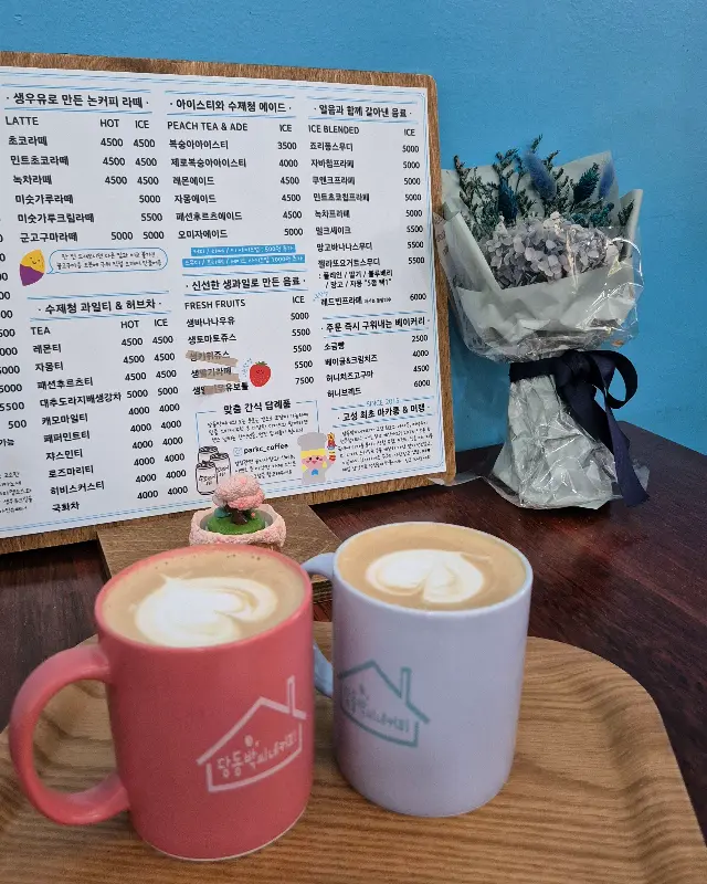 하트 라떼 아트가 인상적인 라떼