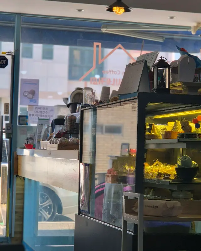 다양한 디저트가 준비된 쇼케이스