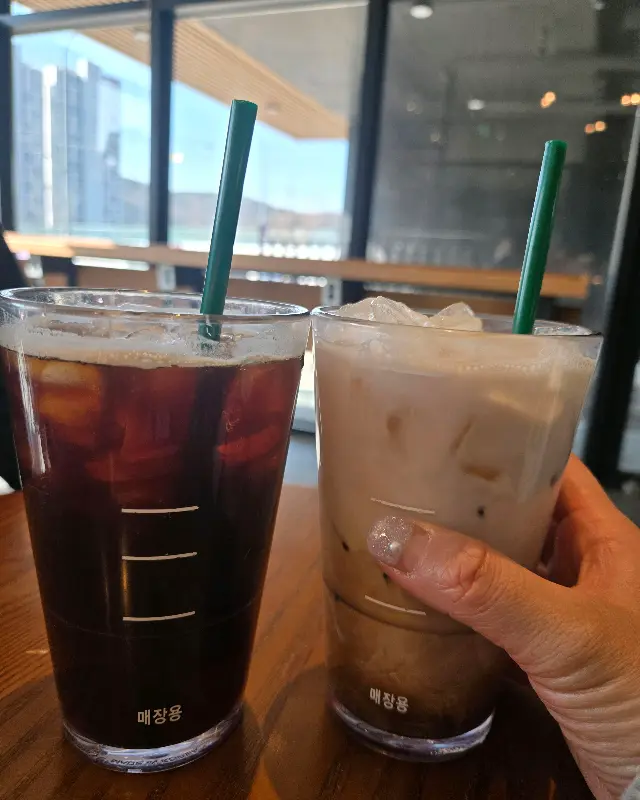 시원한 바닐라 크림 콜드 브루