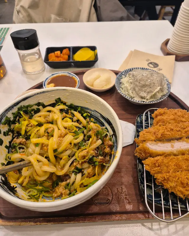 마제소바와 돈까스가 함께 놓인 쟁반