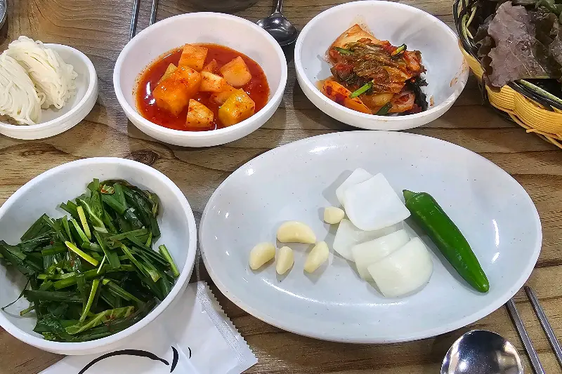 수육백반의 정갈한 기본 반찬