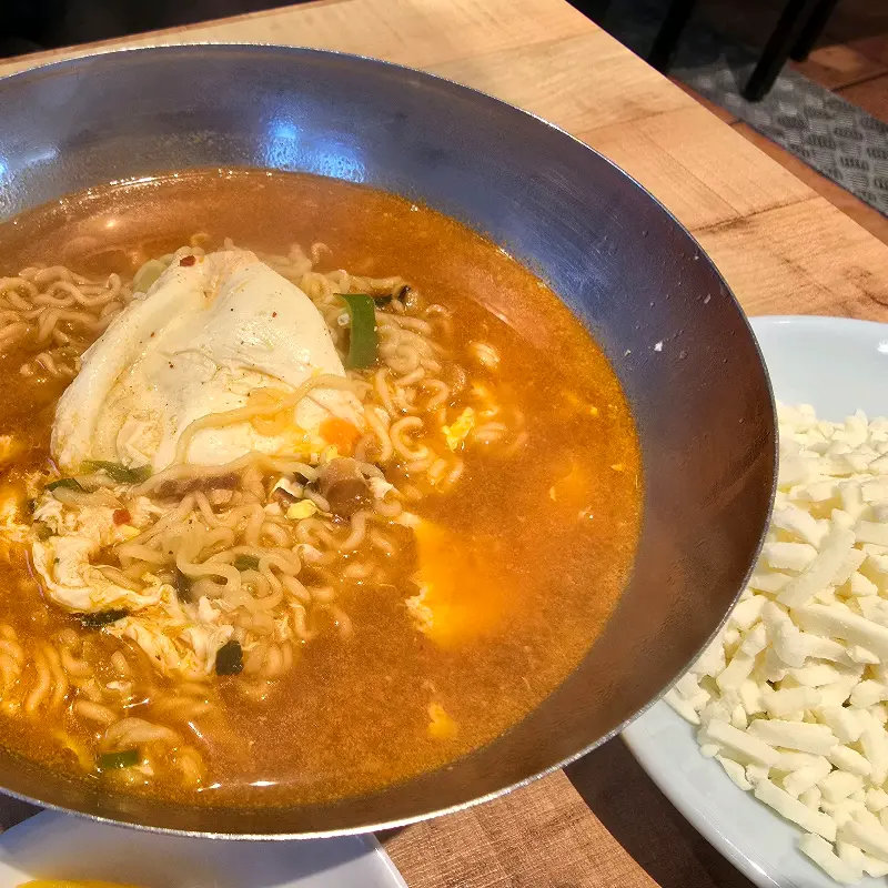 라면 사리가 들어간 떡볶이