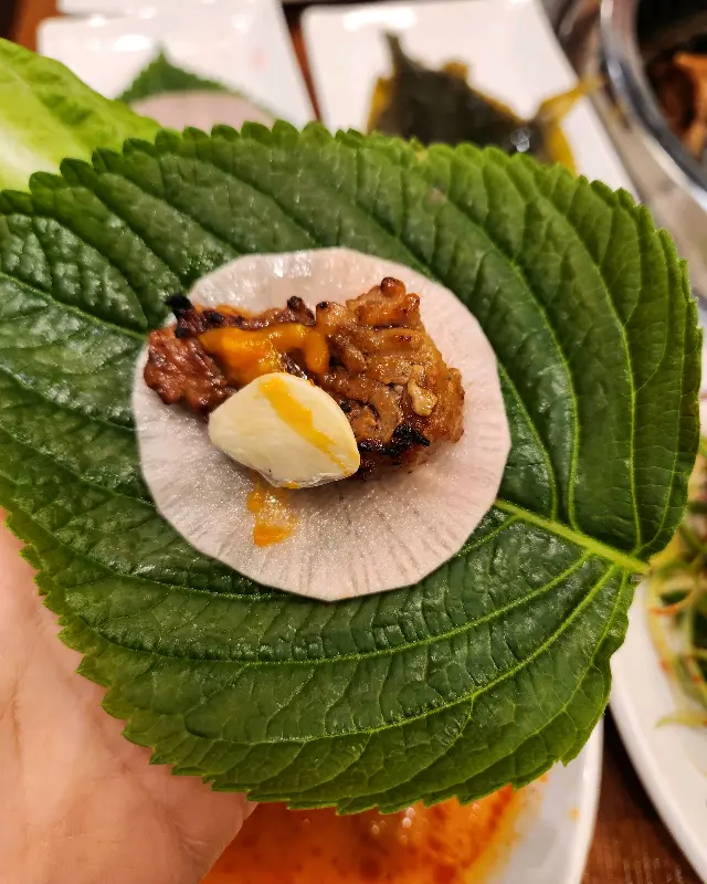 돼지갈비와 함께 싸 먹으면 더욱 맛있는 깻잎 쌈