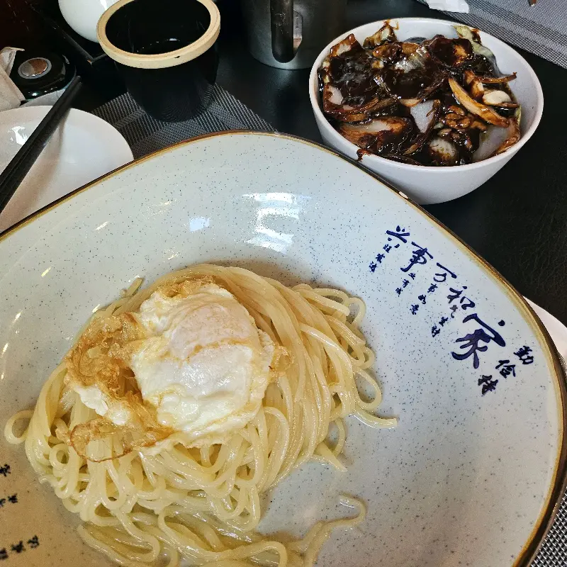 계란후라이가 올라간 짜장면