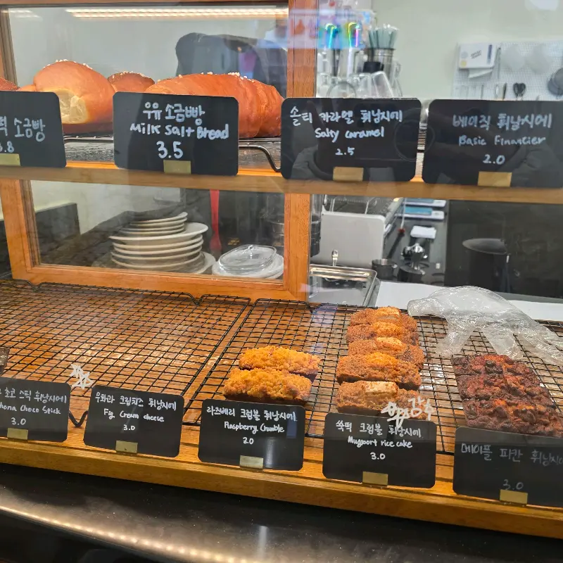 다양한 종류의 휘낭시에와 소금빵이 진열된 쇼케이스