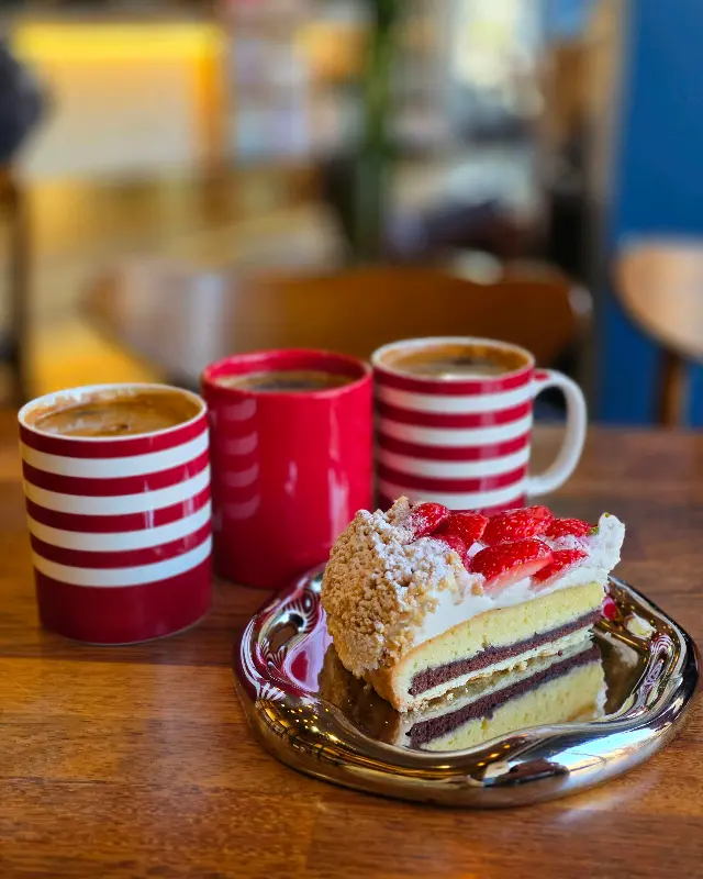 다양한 디저트와 음료가 준비된 비사이드