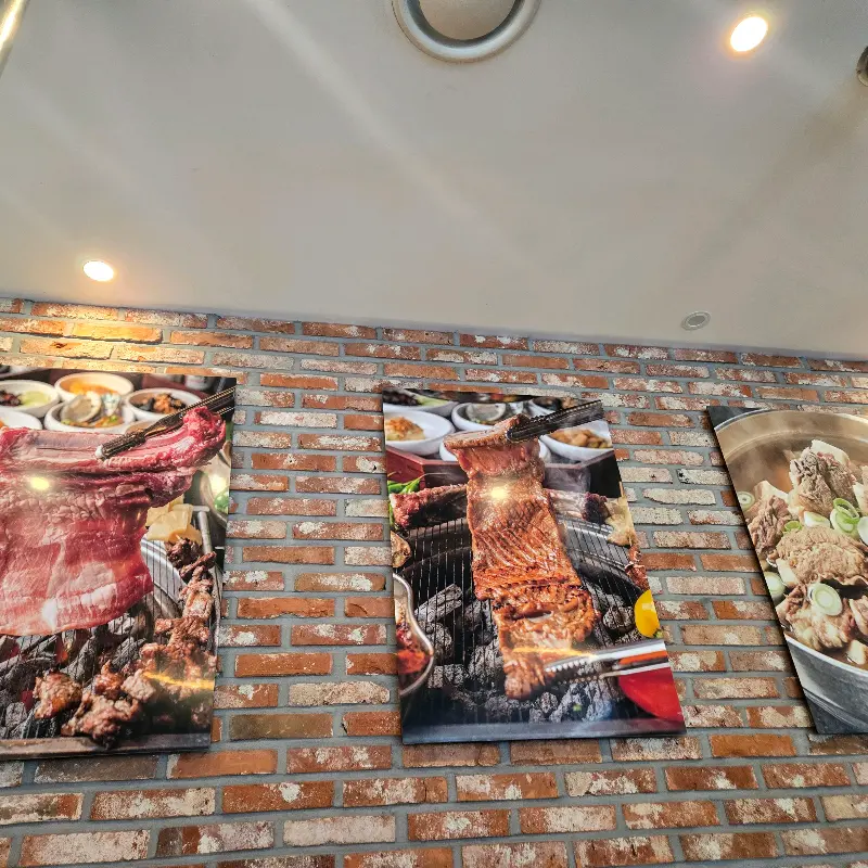 벽에 걸린 갈비 사진