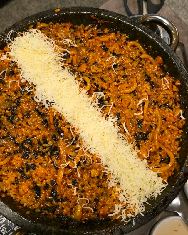 볶음밥 위에 뿌려진 치즈의 향연