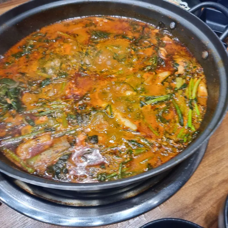 매콤한 국물 닭갈비