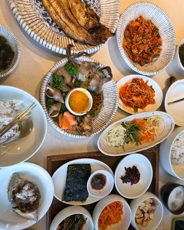 정갈하게 차려진 해솥세트의 풍성한 한 상 차림