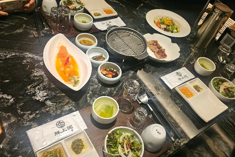 푸짐하게 차려진 한 상