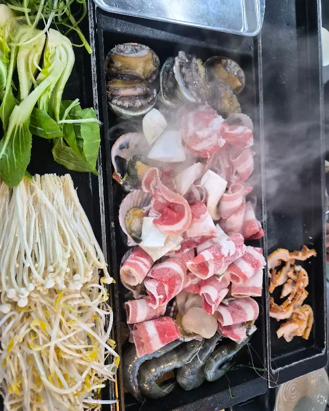 불판 위에서 익어가는 육해공 삼합