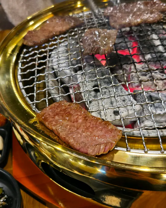 숯불 위에서 익어가는 한우 갈비살