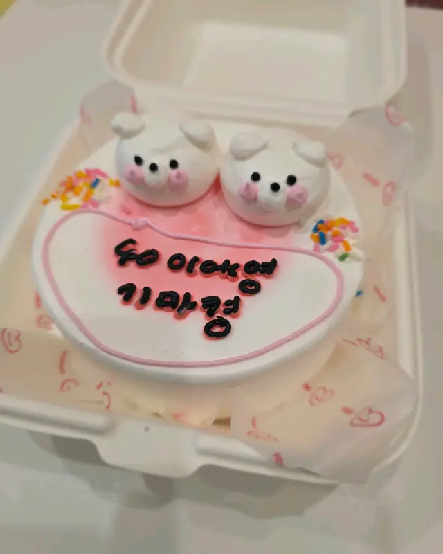 귀여운 곰돌이 캐릭터가 올라간 미니 케이크