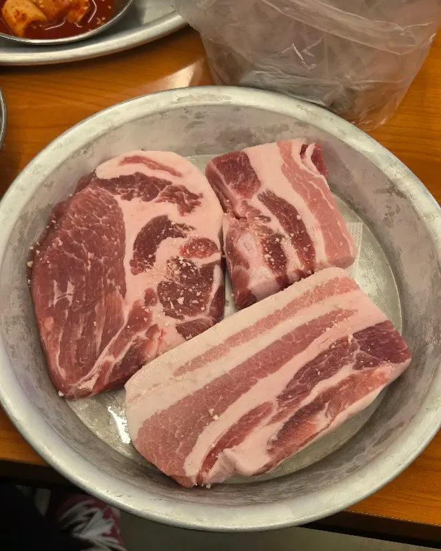 신선한 듀록 흑돼지 삼겹살