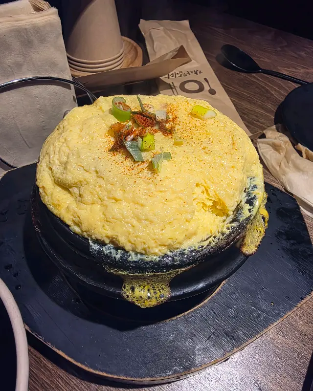 계란찜이 담겨져 있는 뚝배기