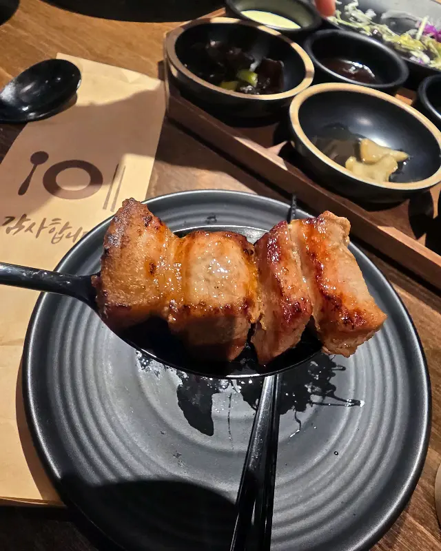 잘 구워진 삼겹살을 들어올리는 모습