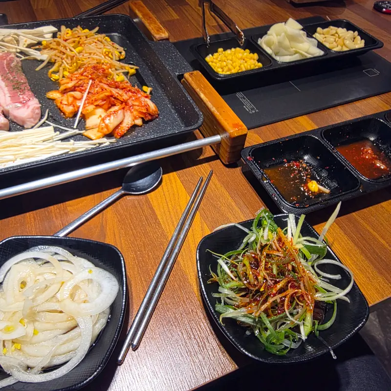 다양한 곁들임 메뉴와 소스