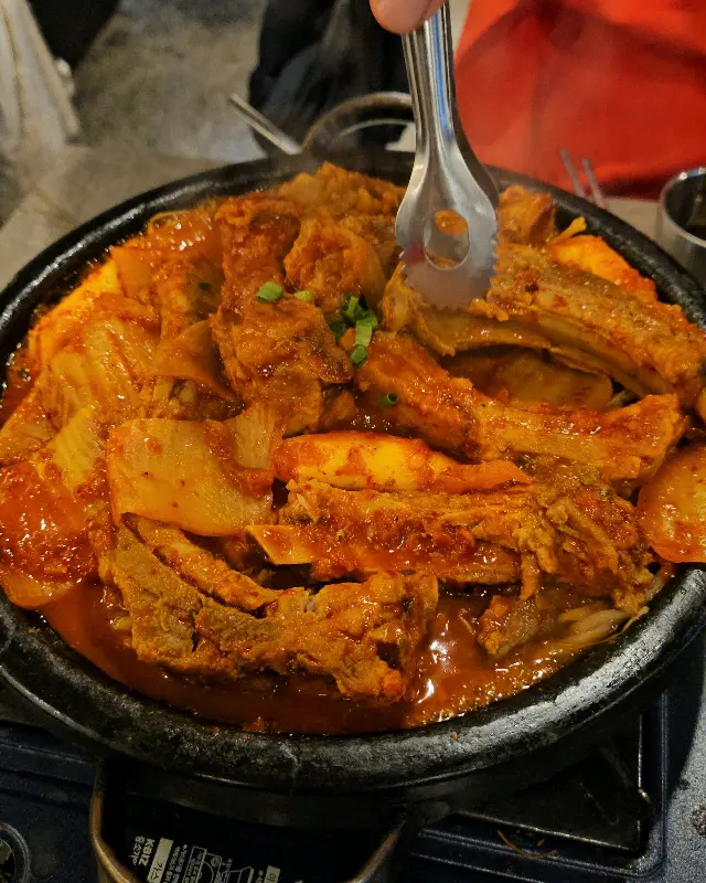 매콤한 양념이 쏙 밴 등갈비의 자태