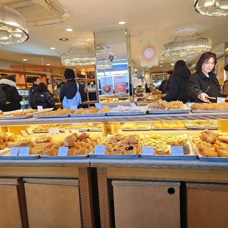 다양한 빵이 진열된 모습