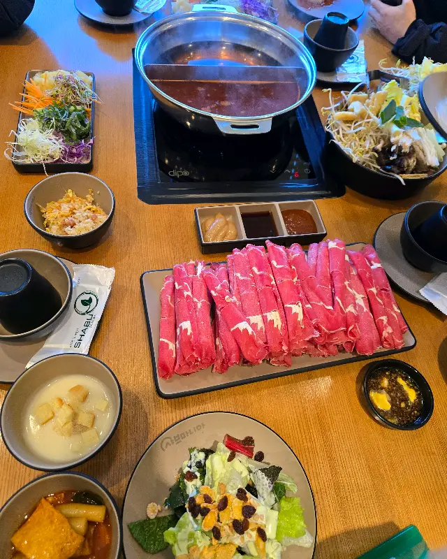 테이블 가득 차려진 샤브샤브 한 상 차림