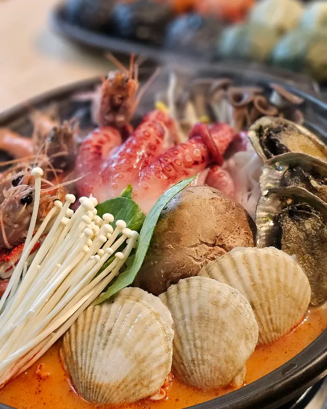 푸짐한 해물과 4색 만두가 들어간 소갈비해물만두전골