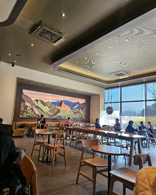 스타벅스 광양LF몰점의 넓고 쾌적한 내부