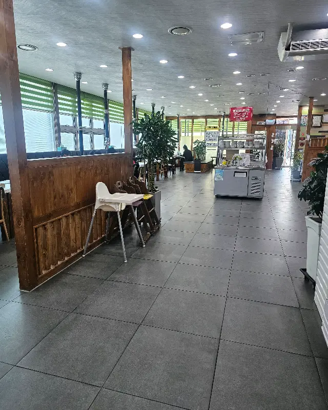 넓고 깨끗한 홀 내부