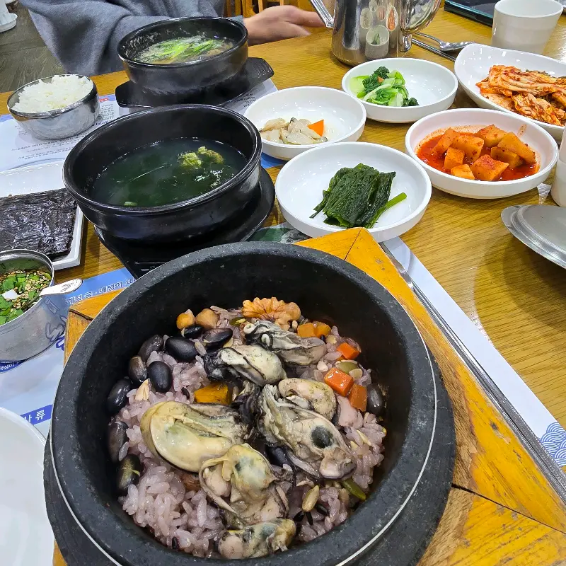 굴영양돌솥밥과 밑반찬