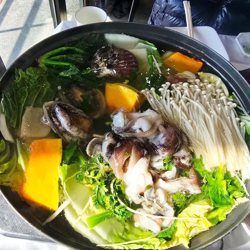 푸짐한 새조개 샤브샤브 한 상 차림