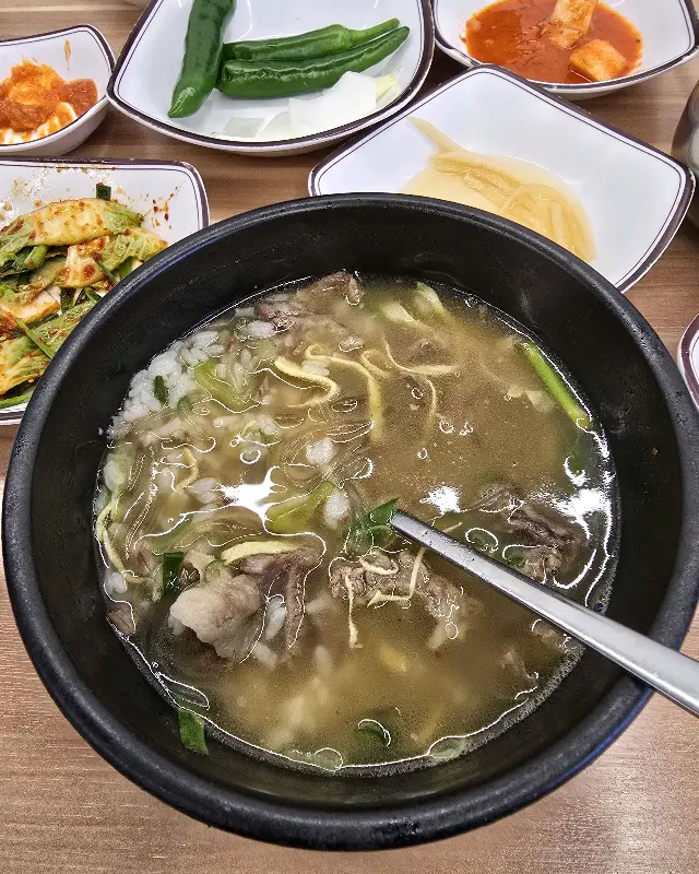 돌솥비빔밥과 밑반찬