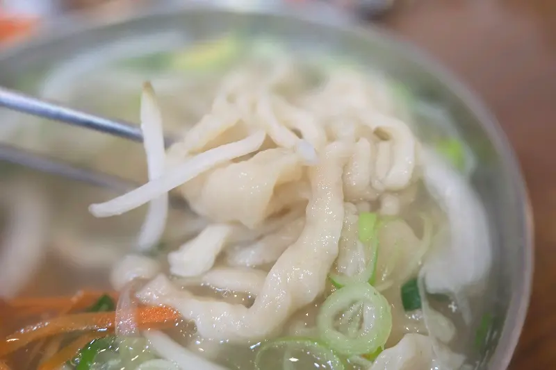 자가제면 칼국수의 면발