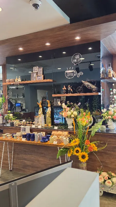 다양한 종류의 커피잔과 디저트 쇼케이스