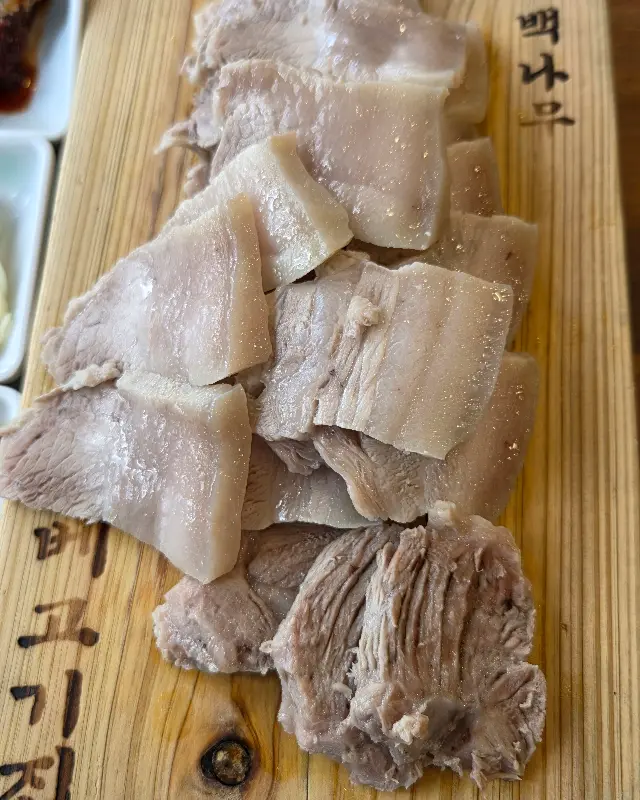 나무 도마 위에 가지런히 놓인 돔베고기는 먹음직스러운 자태를 뽐낸다.