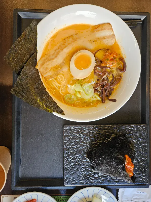 산카쿠 라멘 한 상 차림