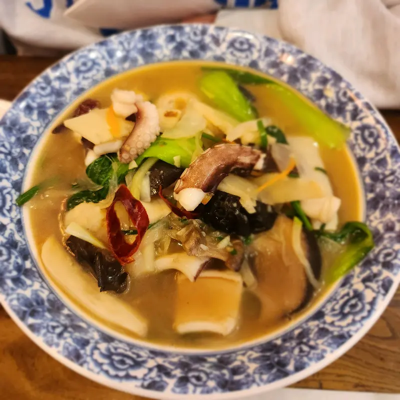 해산물과 야채가 푸짐한 짬뽕