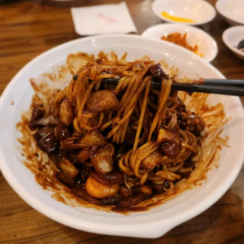 윤기가 흐르는 짜장면