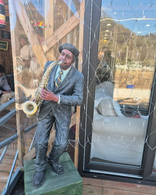 카페 외부 조형물