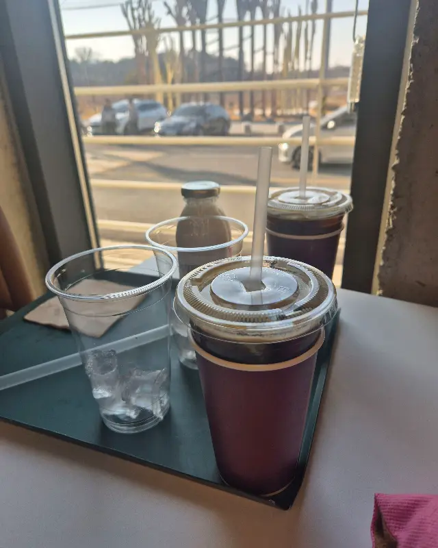 음료를 마시며 감못 뷰를 감상하는 모습