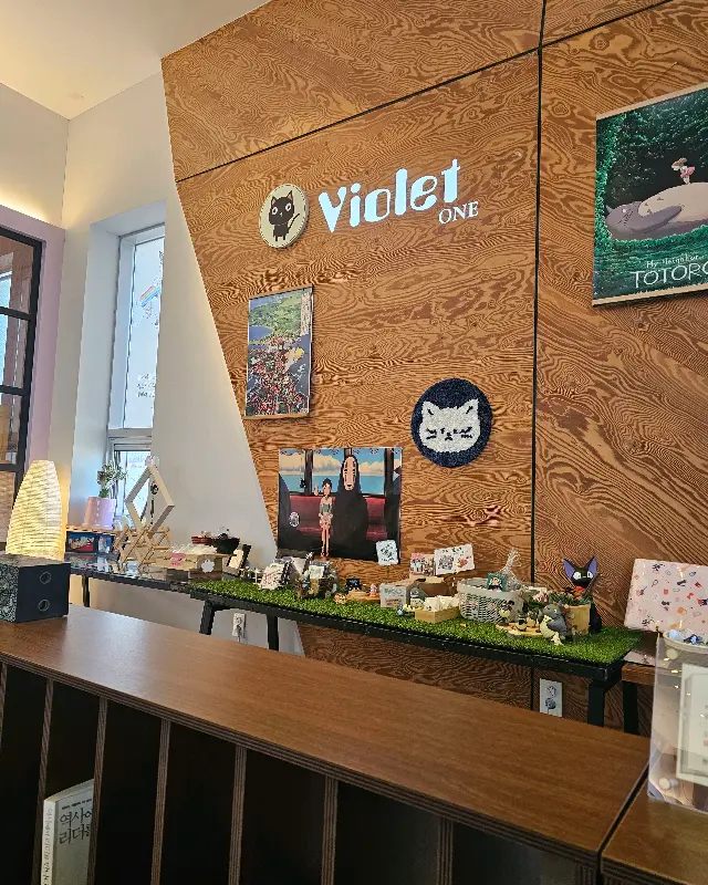 고양이 관련 상품이 진열된 모습