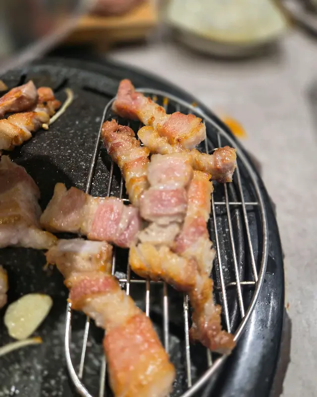 석쇠 위에서 맛있게 익어가는 삼겹살