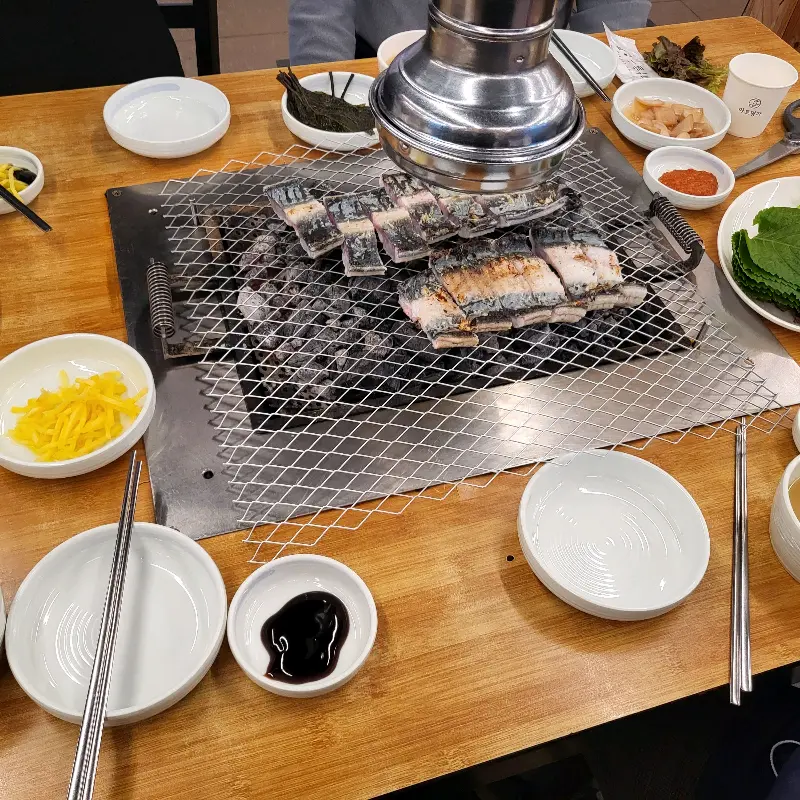 테이블 가득 차려진 장어 한 상 차림