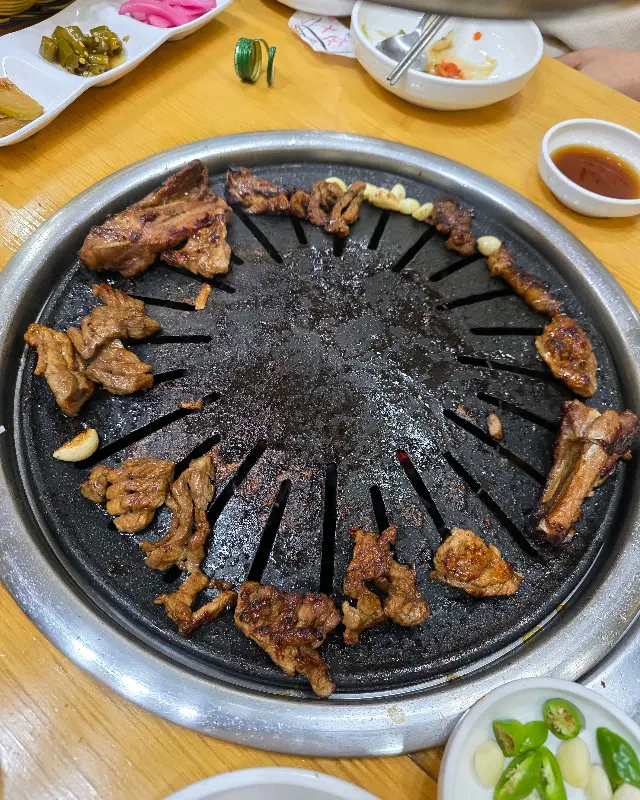 노릇노릇 잘 익은 돼지갈비