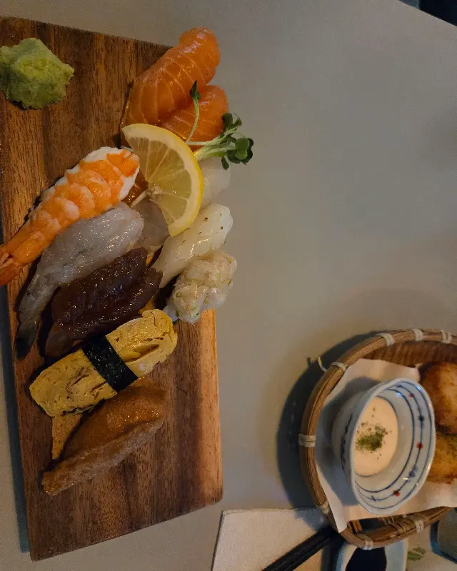 싱싱한 재료가 듬뿍 올라간 초밥