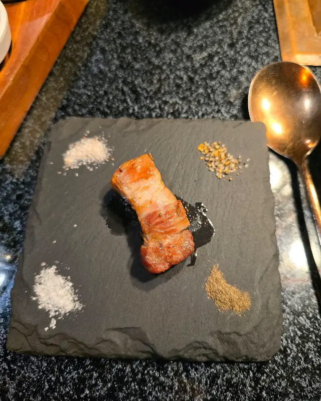 소금, 와사비, 쌈장 등 다양한 소스