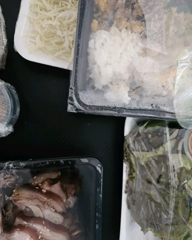 포장된 족발과 곁들임 메뉴