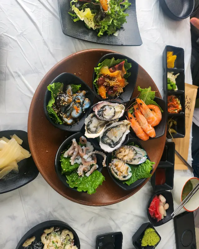 싱싱한 해산물이 가득 담긴 모둠 해물