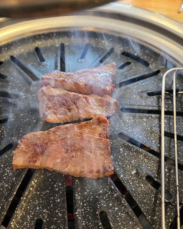 숯불 위에서 구워지고 있는 소고기의 모습