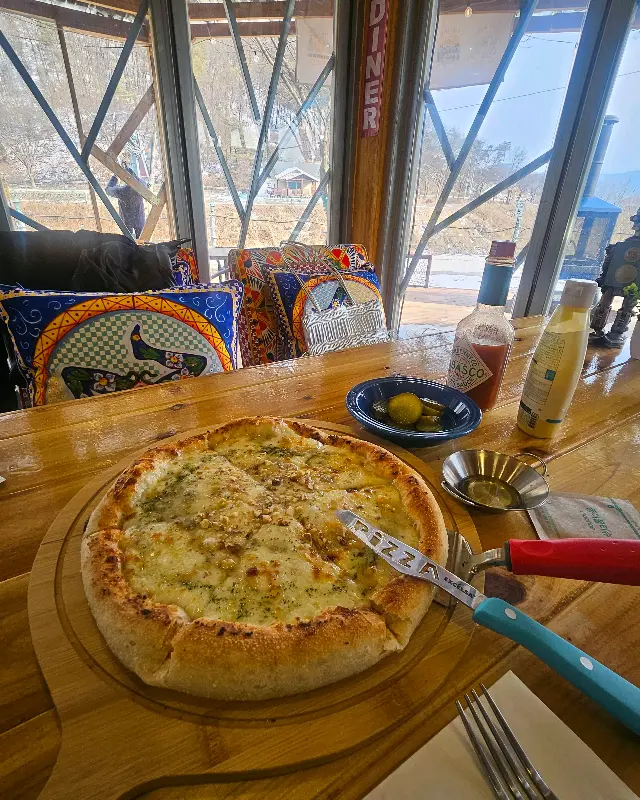 테이블 위에 놓인 피자