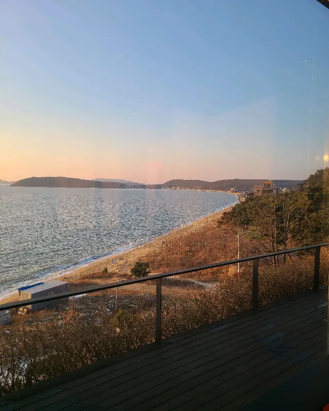 해질녘 바다를 배경으로 한 카페 전경